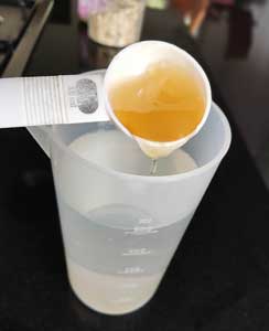 Une cuillère à soupe de miel dans 500ml d'eau